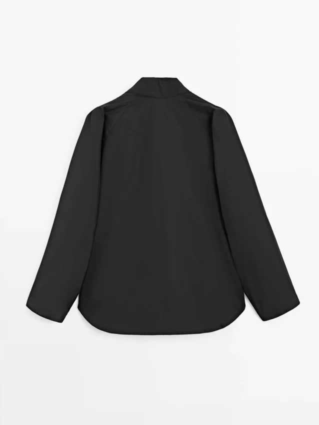 Kort, vattert parkas med kragedetaljer Kort, vattert parkas med kragedetaljer