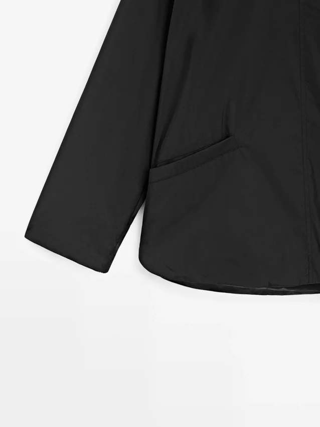 Kort, vattert parkas med kragedetaljer Kort, vattert parkas med kragedetaljer