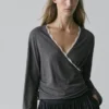 Krysset strikket cardigan med blonder Krysset strikket cardigan med blonder