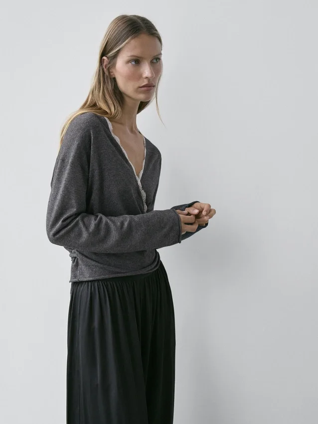 Krysset strikket cardigan med blonder Krysset strikket cardigan med blonder