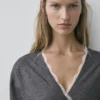 Krysset strikket cardigan med blonder Krysset strikket cardigan med blonder