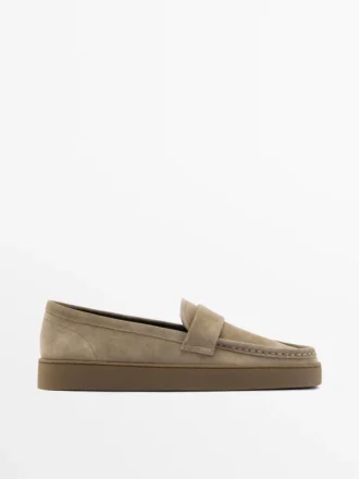 Loafers i spaltet skinn med karamellfarget såle