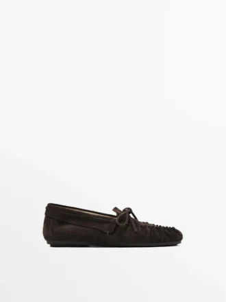 Loafers i spaltet skinn med rynket sløyfe