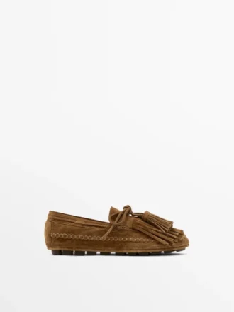 Loafers i splittet semsket skinn med frynser og dusker