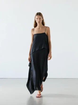 Midikjole med asymmetrisk volangdetalj