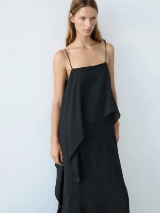 Midikjole med asymmetrisk volangdetalj