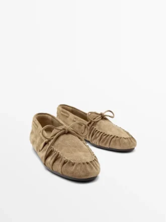 Myke loafers i skinn med rynkedetaljer