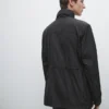 Parka med hette og stoffdetaljer Parka med hette og stoffdetaljer