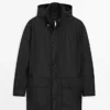 Parka med hette og stoffdetaljer Parka med hette og stoffdetaljer