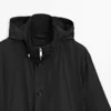 Parka med hette og stoffdetaljer Parka med hette og stoffdetaljer