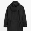 Parka med hette og stoffdetaljer Parka med hette og stoffdetaljer