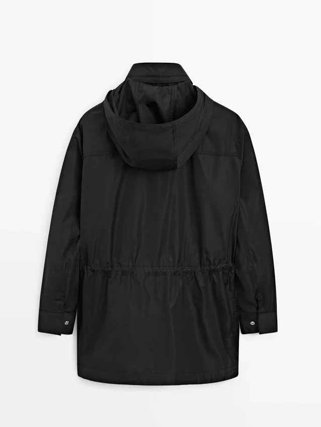 Parka med hette og stoffdetaljer Parka med hette og stoffdetaljer