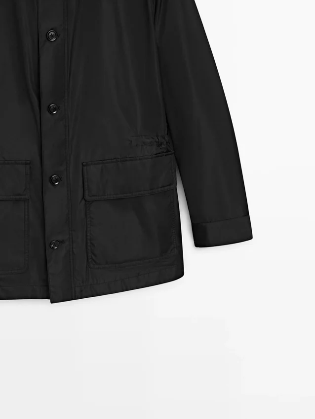 Parka med hette og stoffdetaljer Parka med hette og stoffdetaljer