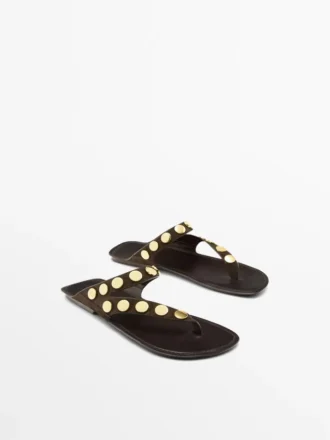 Sandaler i spaltet skinn med nitter
