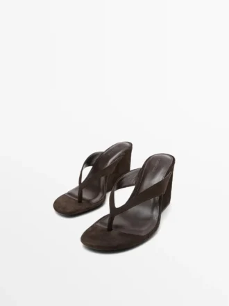 Sandaler med høy kilehæl i spaltet skinn Sandaler med høy kilehæl i spaltet skinn
