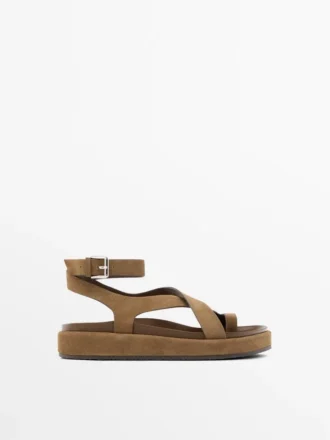 Sandaler med kryssende stropper