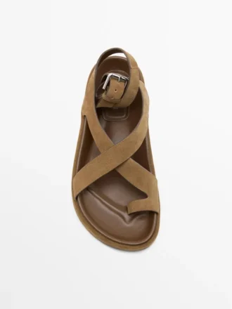 Sandaler med kryssende stropper