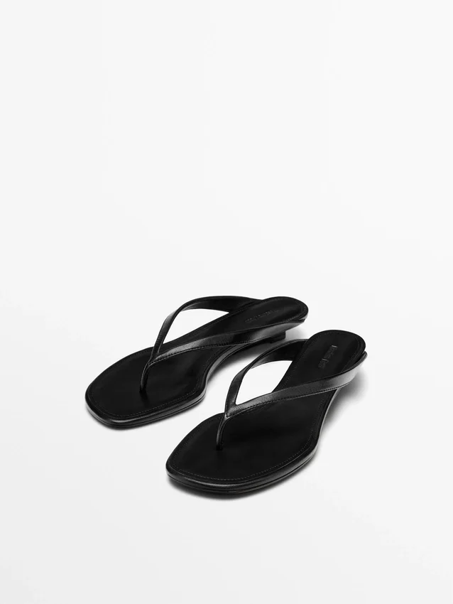 Sandaler med mellomhøy hæl og tåskille Sandaler med mellomhøy hæl og tåskille