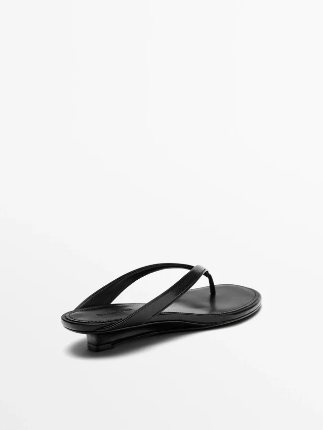 Sandaler med mellomhøy hæl og tåskille Sandaler med mellomhøy hæl og tåskille