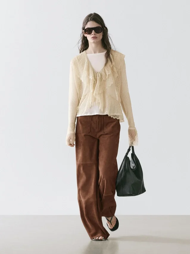 Cardigan i linblanding med volangdetaljer Cardigan i linblanding med volangdetaljer