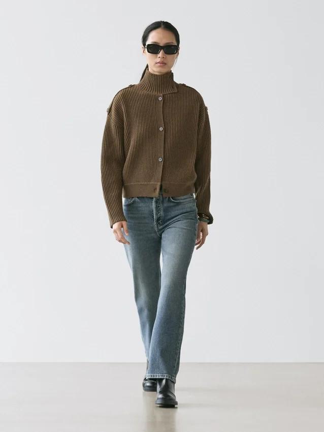 Strikkecardigan i ull med knappedetaljer Strikkecardigan i ull med knappedetaljer