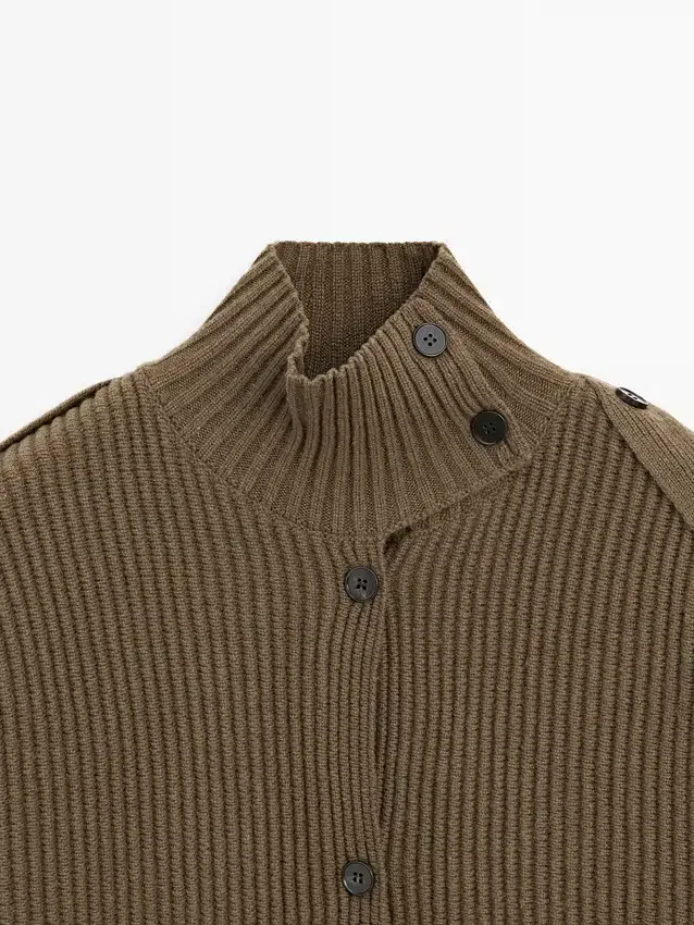 Strikkecardigan i ull med knappedetaljer Strikkecardigan i ull med knappedetaljer