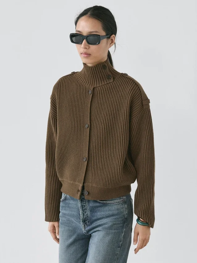 Strikkecardigan i ull med knappedetaljer Strikkecardigan i ull med knappedetaljer