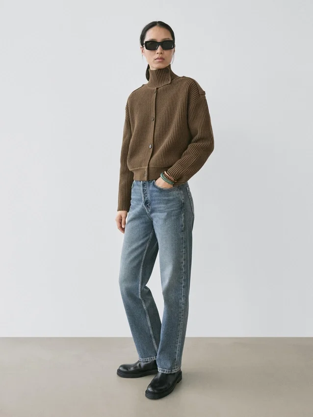 Strikkecardigan i ull med knappedetaljer Strikkecardigan i ull med knappedetaljer