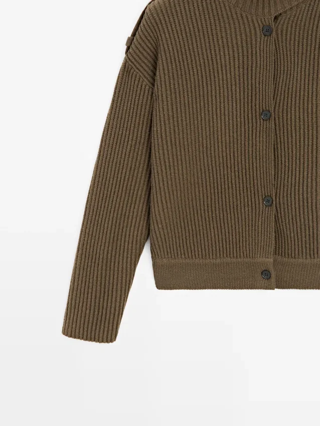 Strikkecardigan i ull med knappedetaljer Strikkecardigan i ull med knappedetaljer