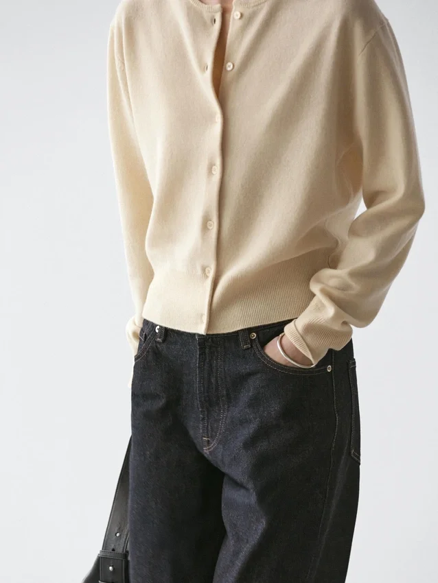 Strikkecardigan i ull med rund hals Strikkecardigan i ull med rund hals