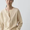 Strikkecardigan i ull med rund hals Strikkecardigan i ull med rund hals