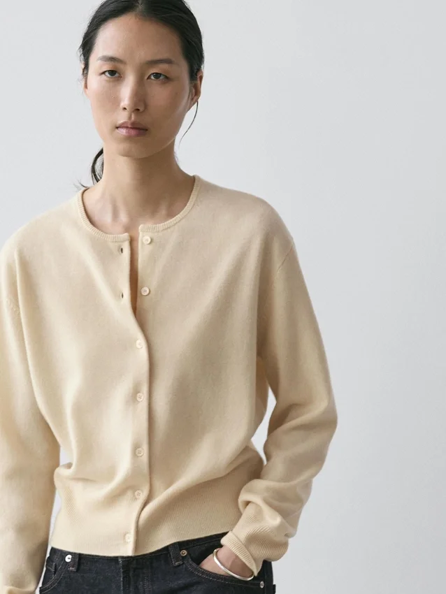 Strikkecardigan i ull med rund hals Strikkecardigan i ull med rund hals