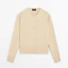 Strikkecardigan i ull med rund hals Strikkecardigan i ull med rund hals