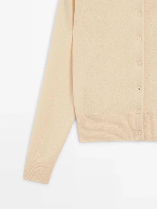 Strikkecardigan i ull med rund hals Strikkecardigan i ull med rund hals