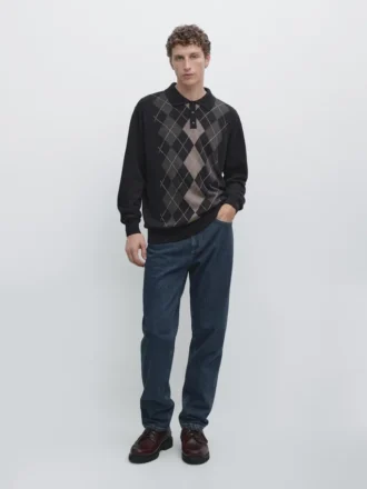 Strikkegenser med argyle-detaljer
