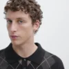 Strikkegenser med argyle-detaljer