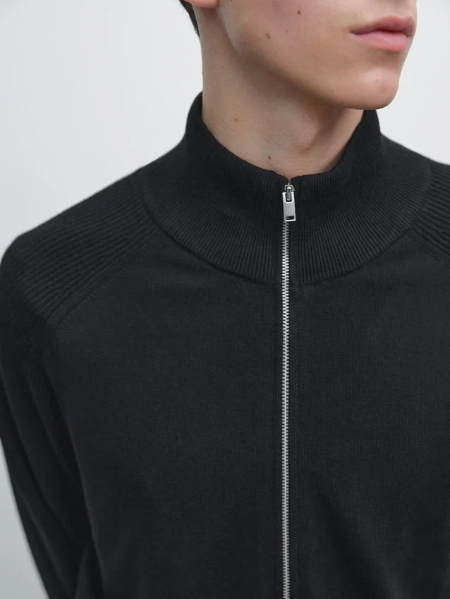 Strikket cardigan i bomullsblanding med raglanermer Strikket cardigan i bomullsblanding med raglanermer