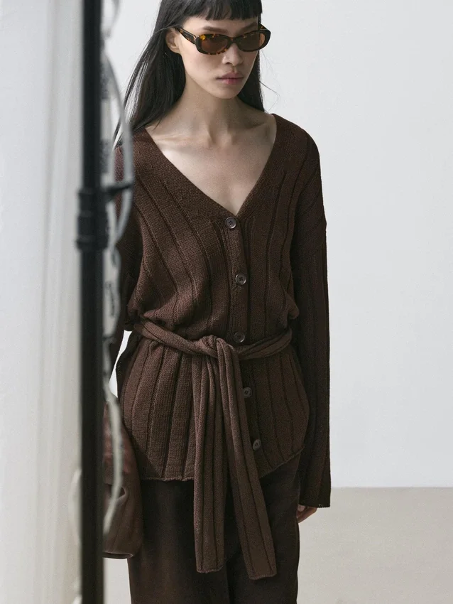 Strikket cardigan med detalj i midjen Strikket cardigan med detalj i midjen