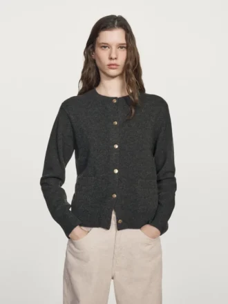Strikket cardigan med gullknapper Strikket cardigan med gullknapper