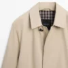 Trenchcoat i bomull med rutemønster og detaljer på innsiden Trenchcoat i bomull med rutemønster og detaljer på innsiden